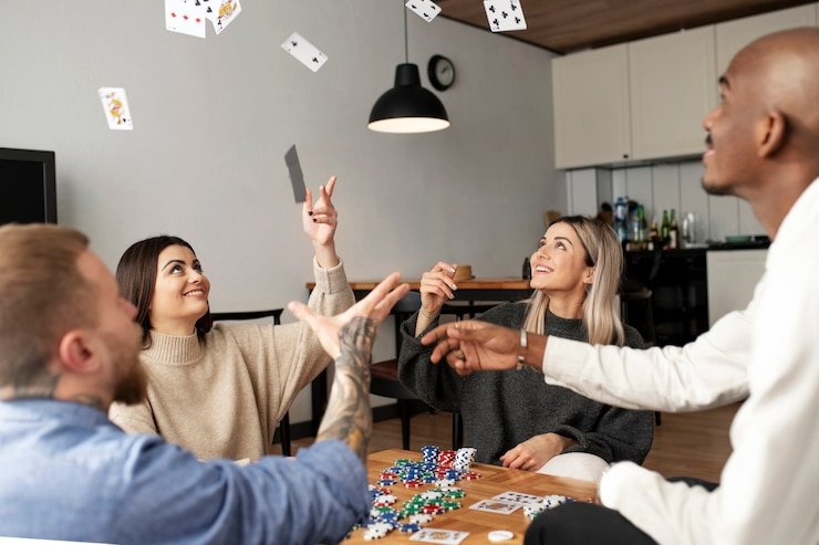 Pengguna memeriksa detail bank lewat ponsel